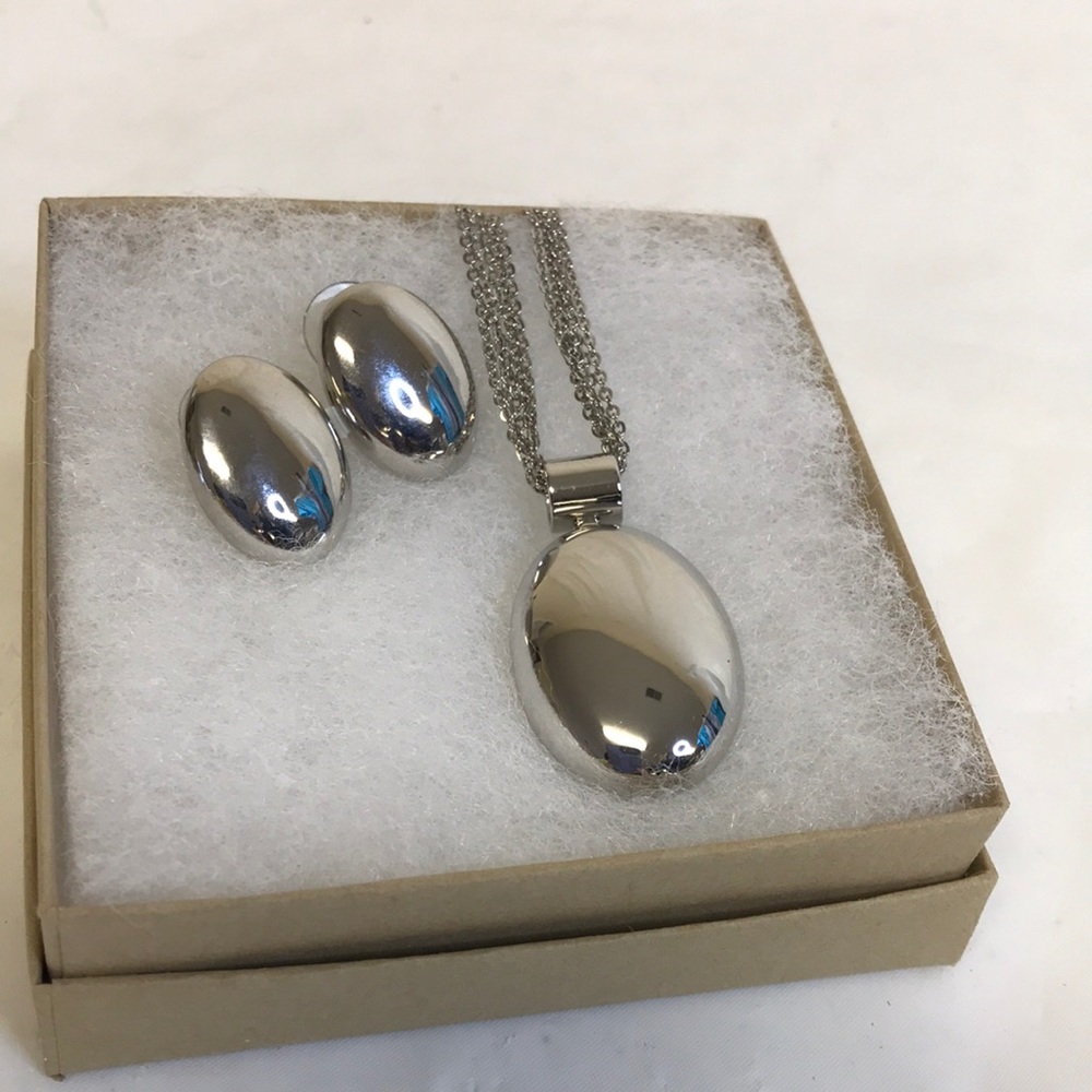 Silver plated oval necklace and earrings